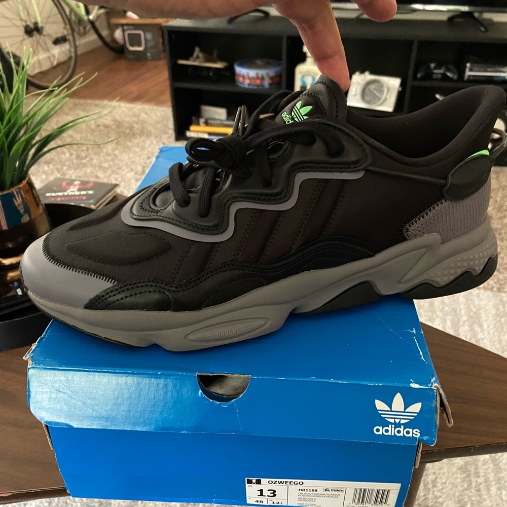 Ozweego black, grey and neón green
